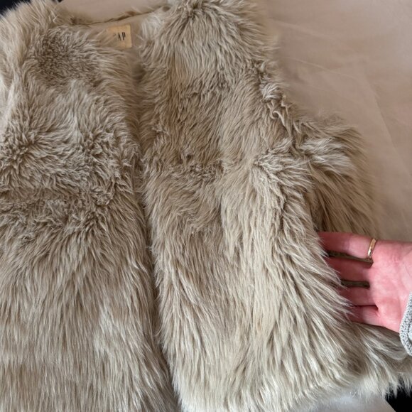 EUC GAP Womens Faux Fur Vest – Cozy Cream Winter Layer – Sz M - Picture 7 of 7